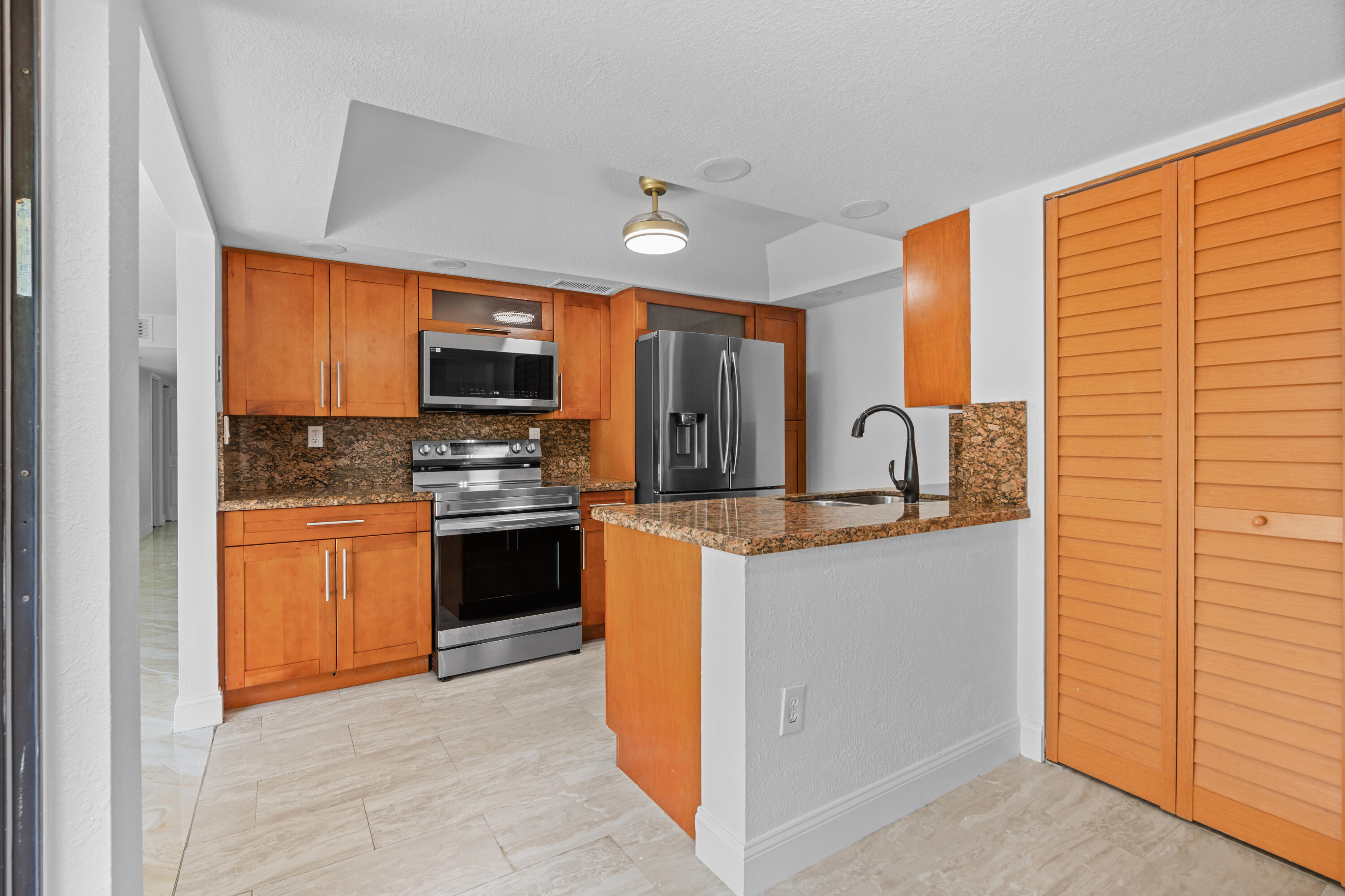 TOWNHOUSES OF THE CALIF CLUB - Residential