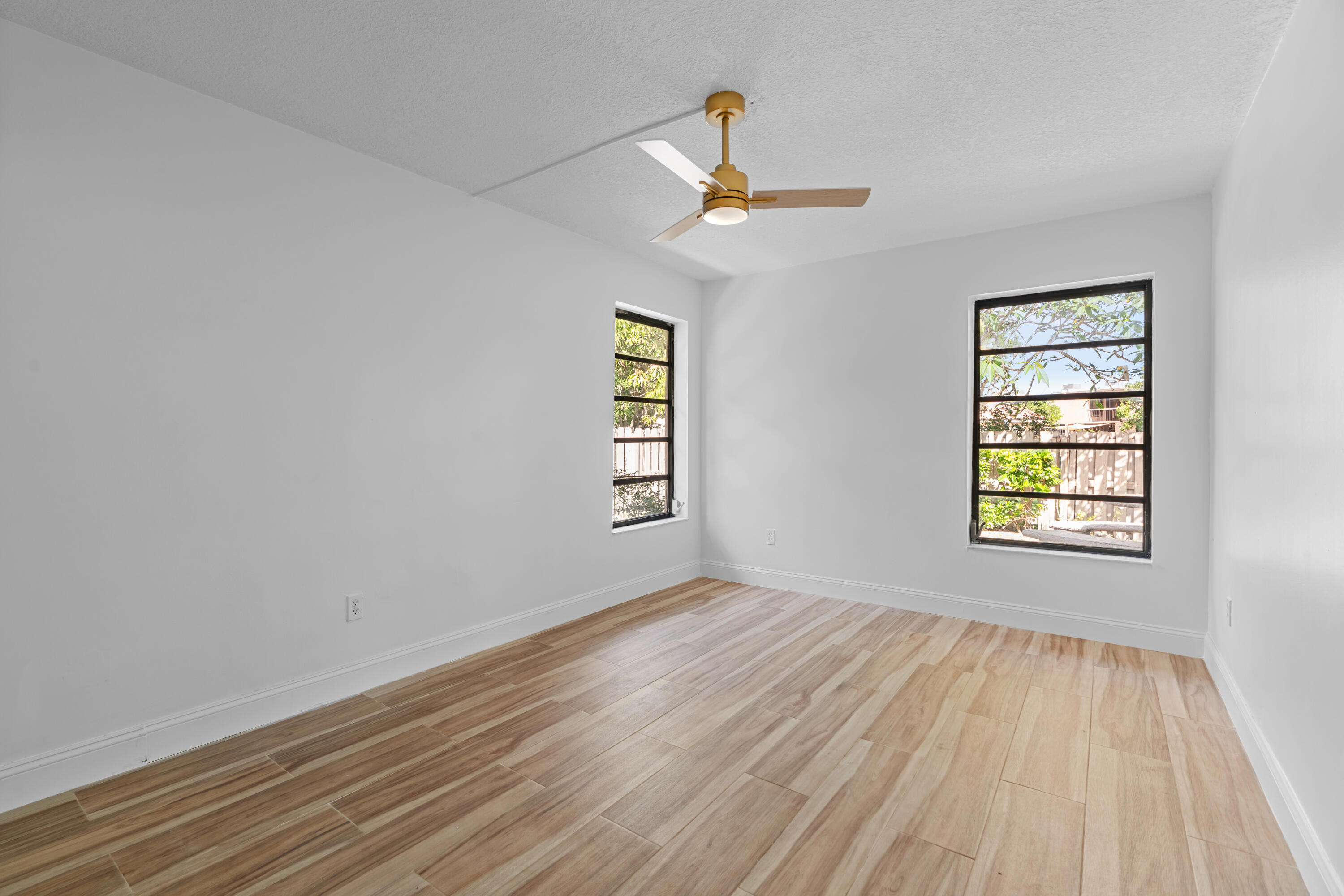 TOWNHOUSES OF THE CALIF CLUB - Residential