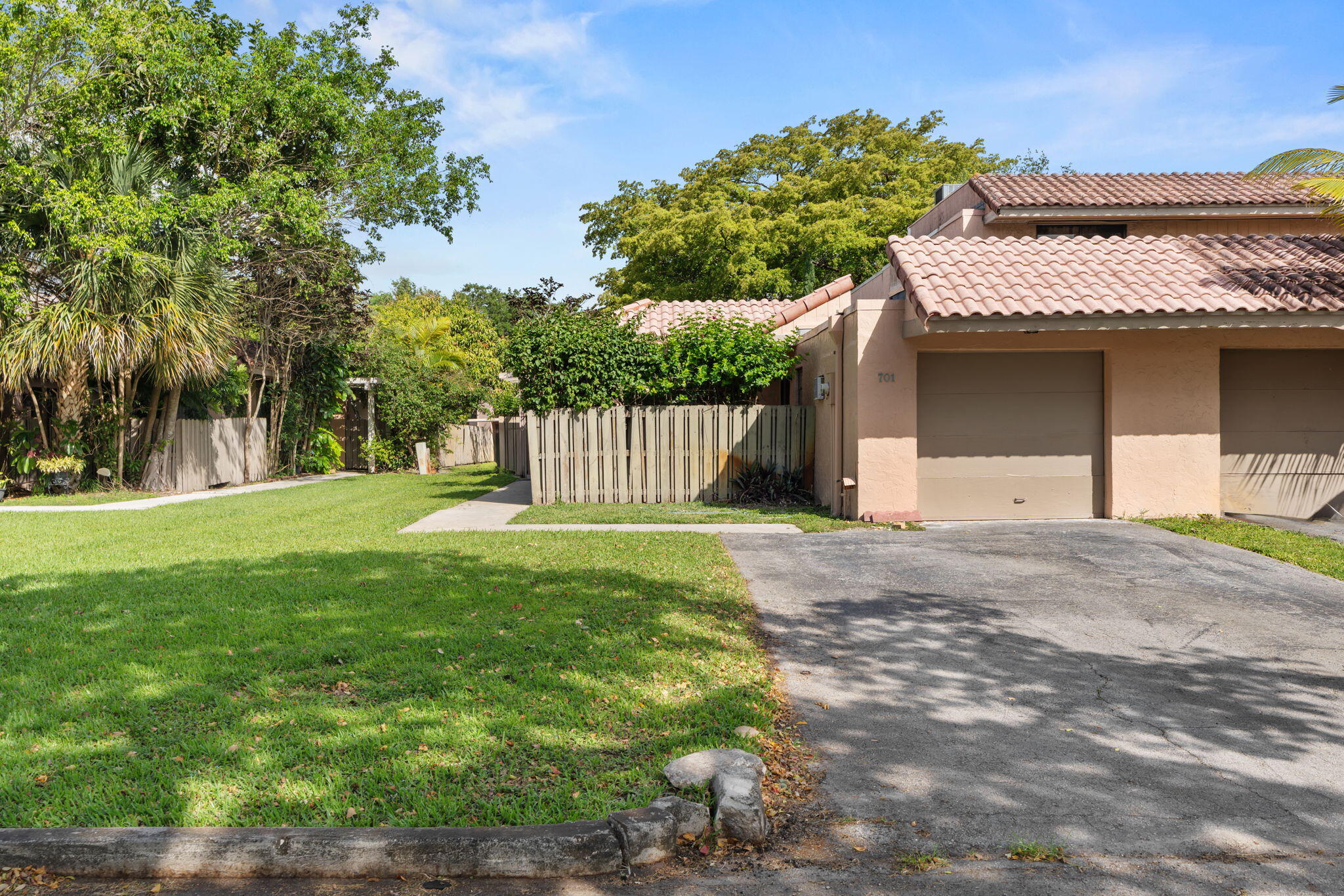 TOWNHOUSES OF THE CALIF CLUB - Residential