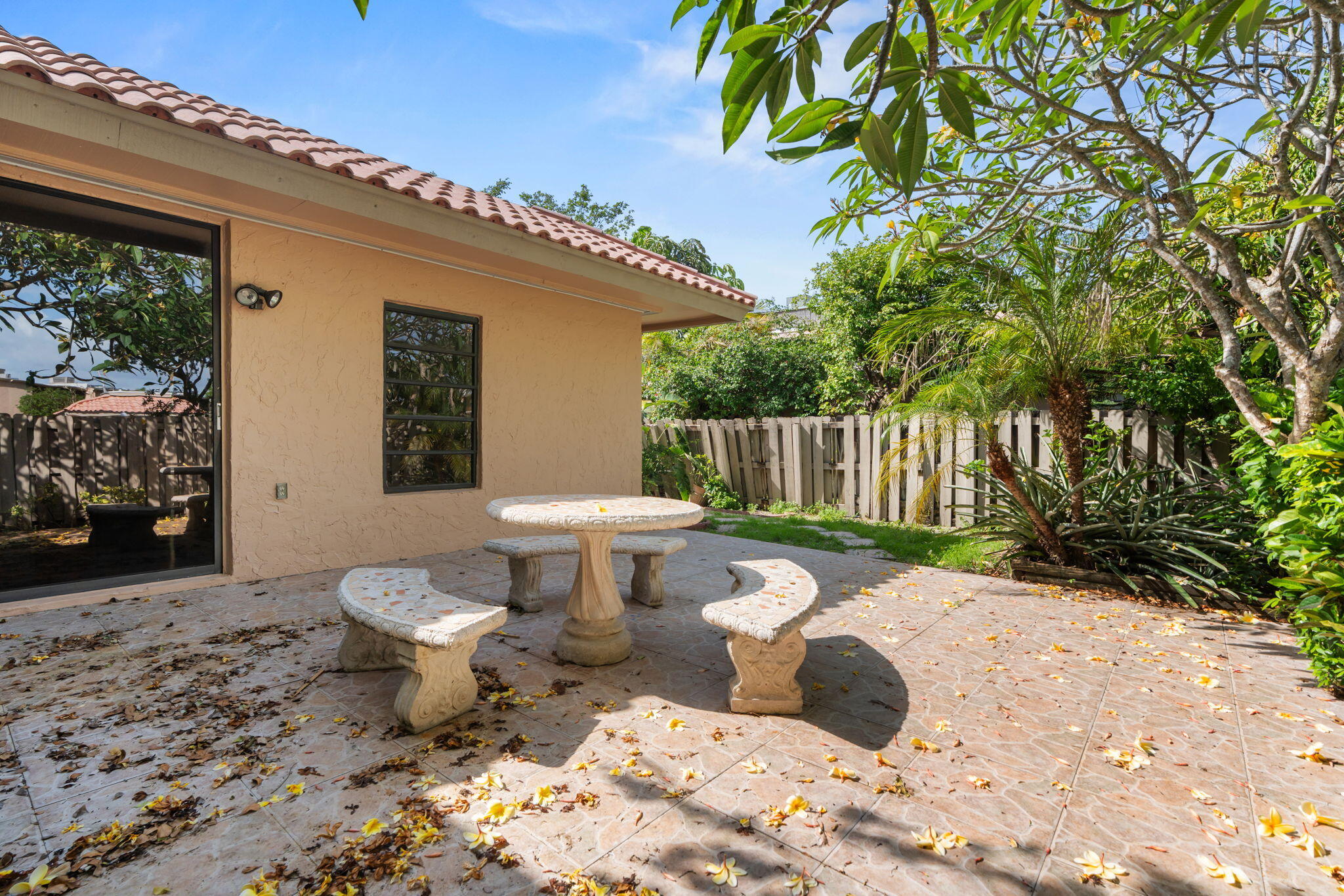 TOWNHOUSES OF THE CALIF CLUB - Residential