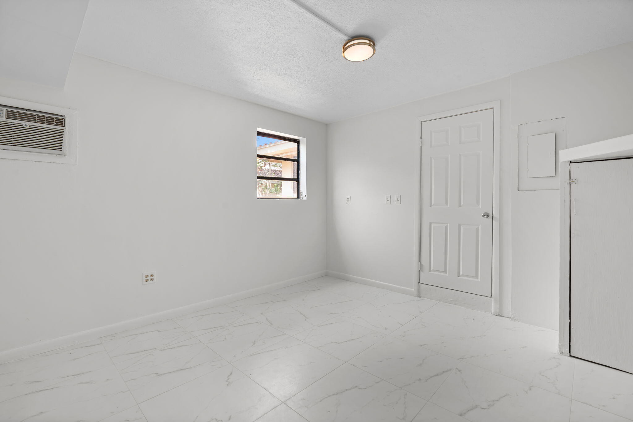 TOWNHOUSES OF THE CALIF CLUB - Residential