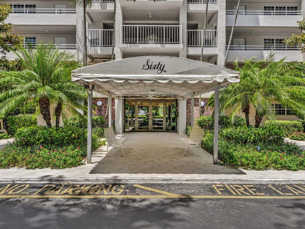 Photo of 605 OAKS Drive #810, Pompano Beach, FL 33069 (MLS # B26057956)
