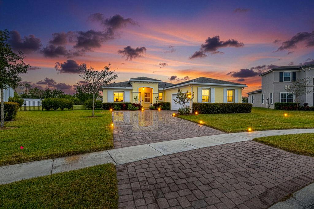 7214 NW Farnsworth Circle