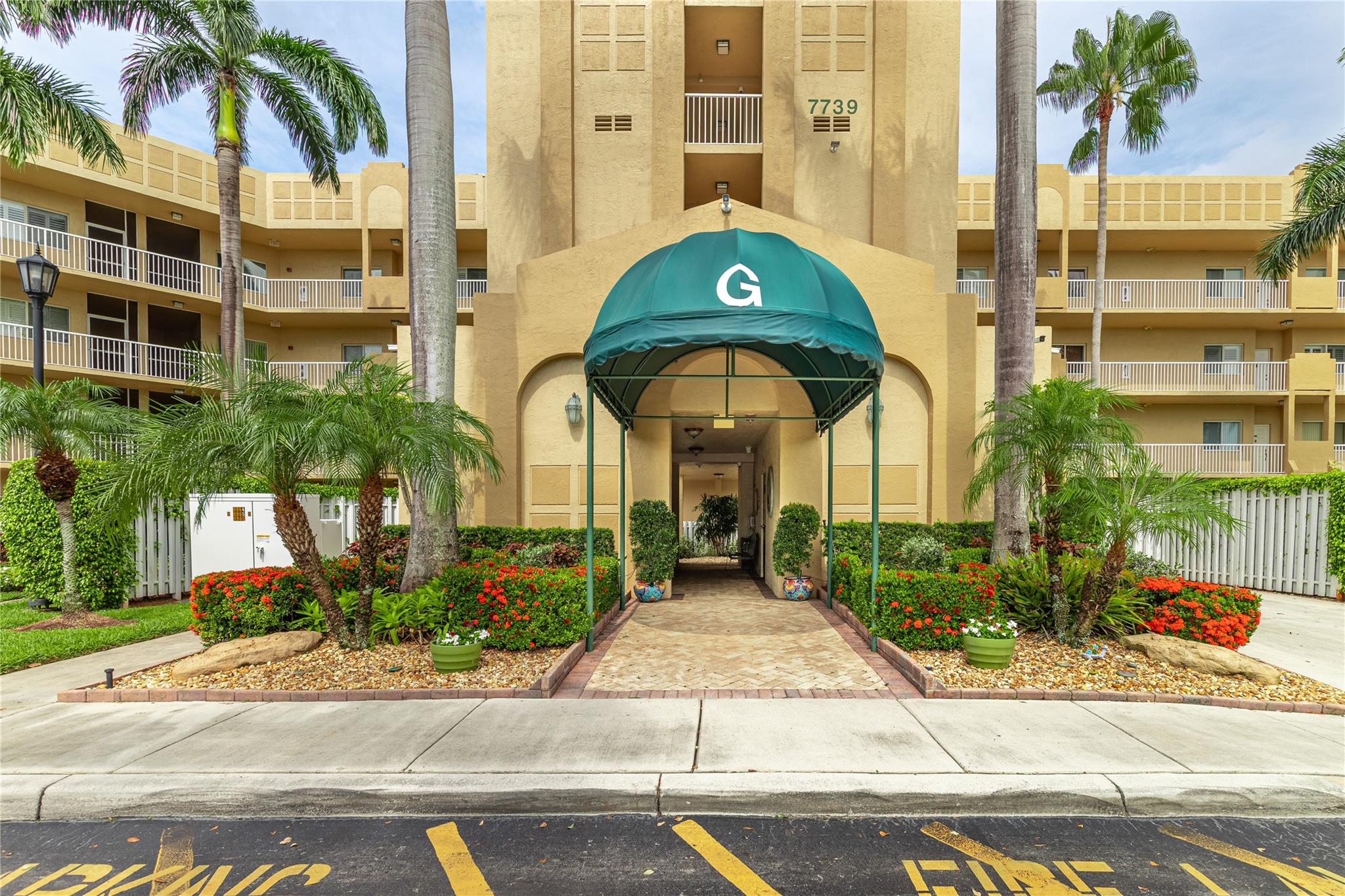 OWNER WANTS THIS SOLD. MAKE AN OFFER. ORIGINAL OWNER KEPT THIS CONDO IN PRISTINE CONDITION. NO CARPET, TILE AND LAMINATE. TWO HUGE WALKIN CLOSETS. WASHER/DRYER IN THE HOUSE. AC 2 YEARS OLD. LONG WATERVIEW FROM THE PATIO WHERE YOU CAN WATCH NATURE AND HAVE A CUP OF COFFEE OR A GLASS OF WINE. WALK TO NEIGHBORHOOD CLUBHOUSE AND POOL. ALL KINGS POINT AMENITIES INCLUDED WITH THIS PURCHASE. 60 SQUARE FOOT CLUBHOUSE FILLED WITH CLUBS, CLASSES, CARDS, MAHJONG, CRAFTS, EXERCISE CLASSES AND EQUIPMENT. INDOOR POOL, BILLIARD ROOM, OUTDOOR POOL AND MUCH MORE. 1000 SEAT STATE OF THE ART THEATER FOR MOVIES AND SHOWS. ALWAYS SOMETHING TO DO AND SOMEONE TO DO IT WITH.