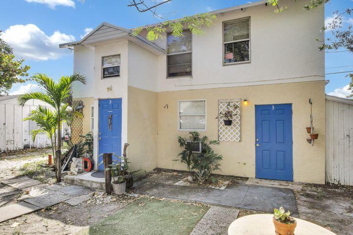 Peaceful, oasis in Downtown Lake Worth. One bedroom plus Office/Den/Second bedroom. Only TWO blocks to Lake/Lucerne restaurants, shopping, and entertainment offerings, as well as Publix, just a short walk to Bryant Park, and about a mile to Lake Worth Public Beach. A location hard to beat at this price point! FREE ON-SITE LAUNDRY & RENT INCLUDES WATER/SEWER!
