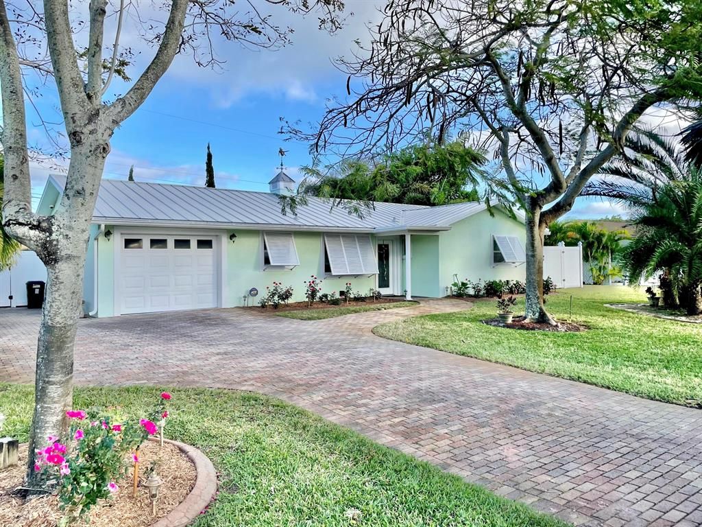 Photo of 1604 Summer Avenue, Jupiter, FL 33469 (MLS # R10692150)