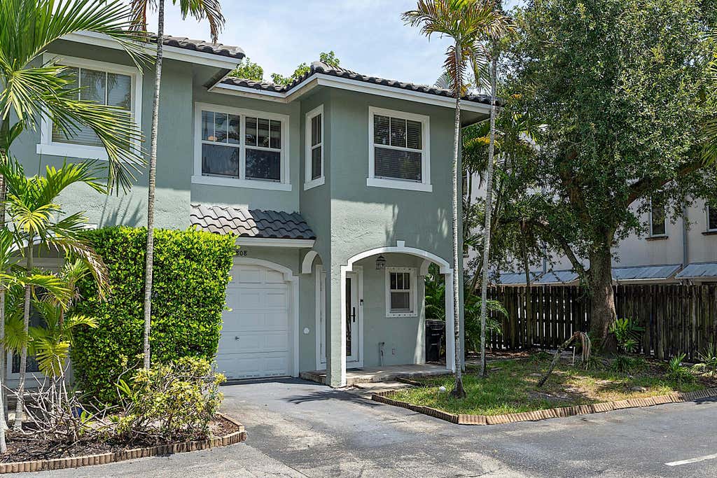 Photo of 808 SW 4th Avenue, Fort Lauderdale, FL 33315 (MLS # B26065598)