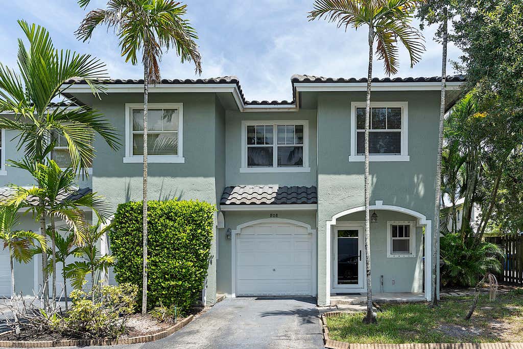 Photo of 808 SW 4th Avenue, Fort Lauderdale, FL 33315 (MLS # B26065598)