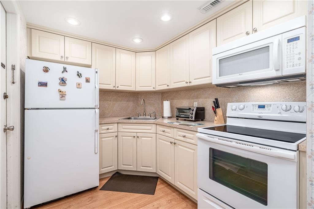 OAKLAND GROVE VILLAGE - Residential