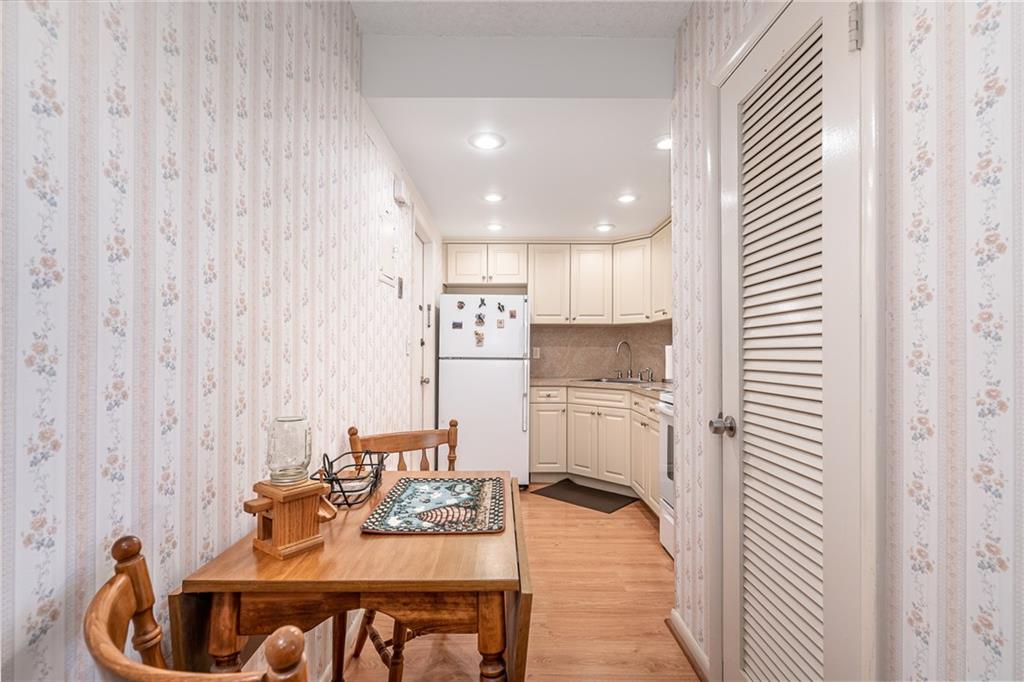 OAKLAND GROVE VILLAGE - Residential