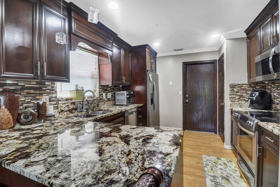 SUGAR POND MANOR OF WELLI - Residential Lease