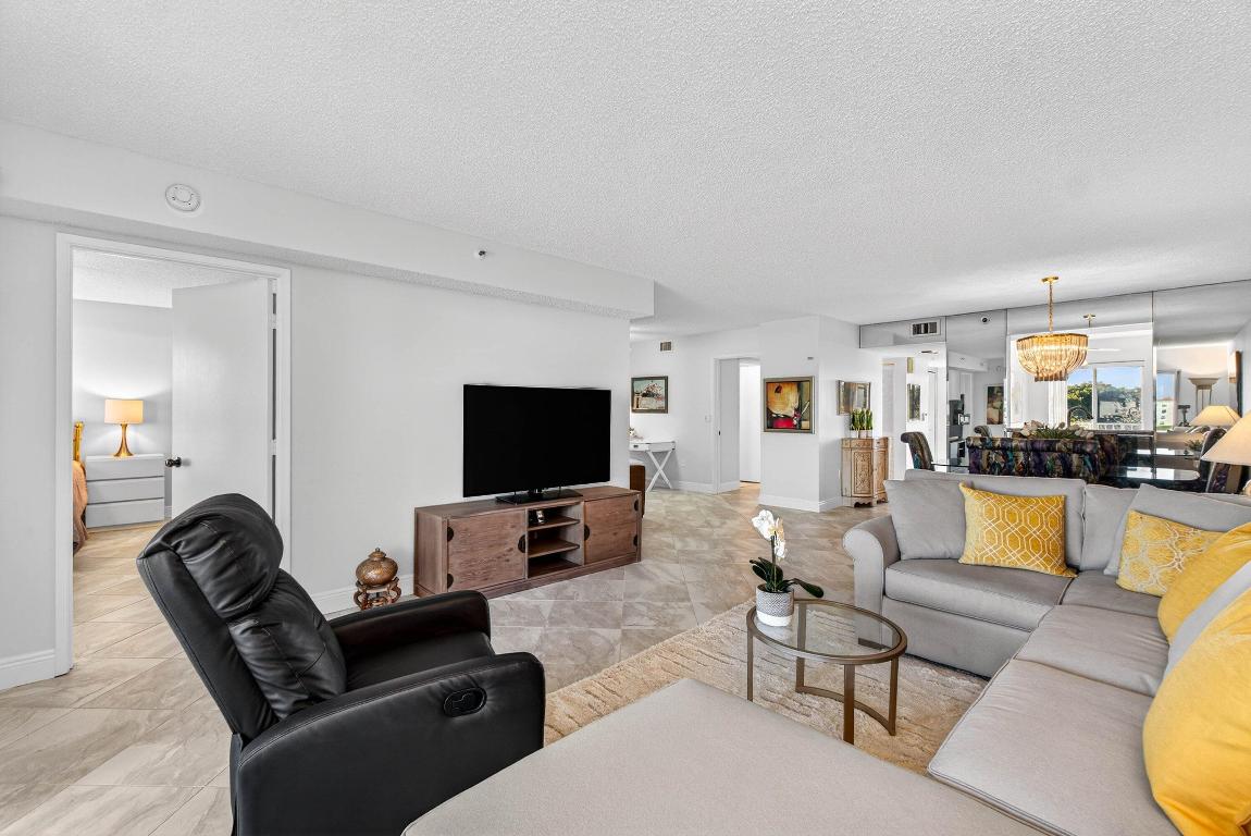 HUNTINGTON POINTE - Residential