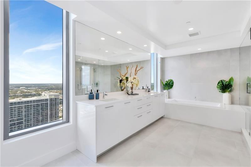 100 LAS OLAS - Residential