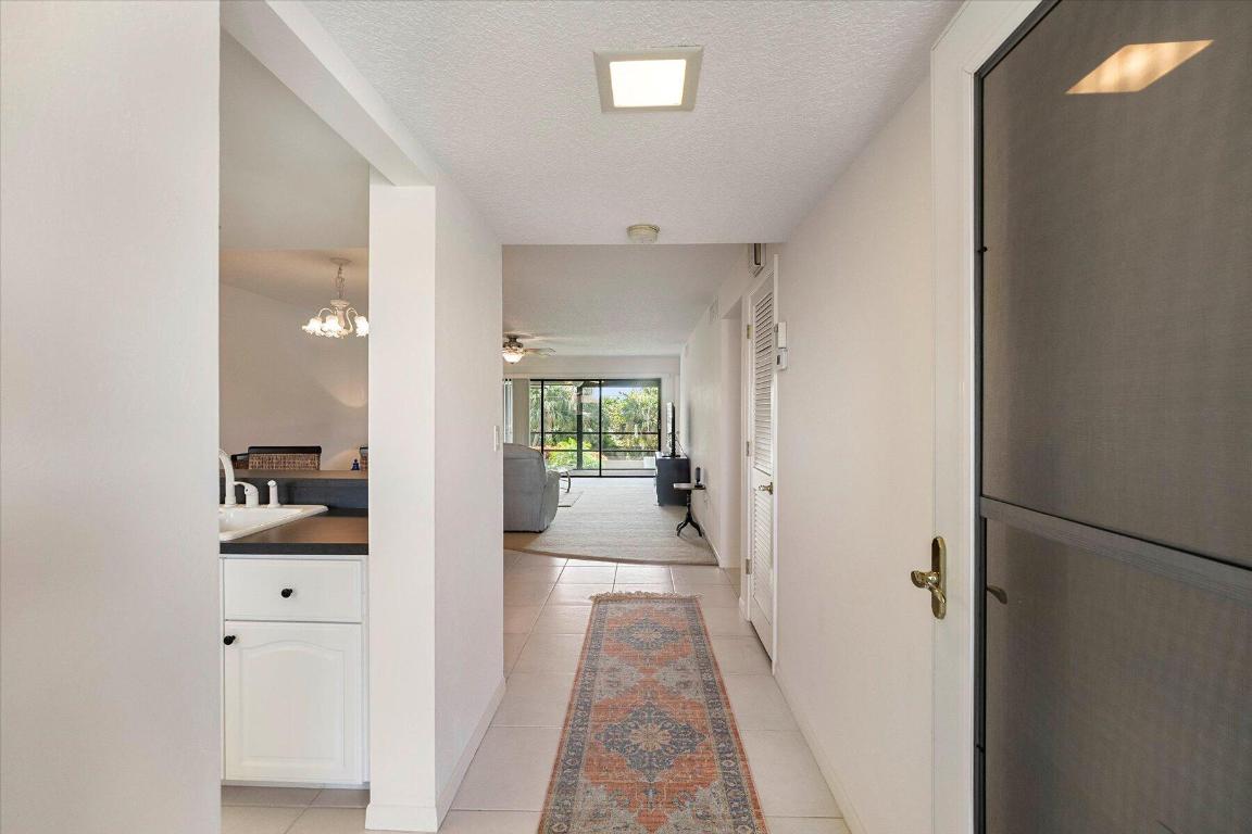 1600 NE Dixie Highway 10-205