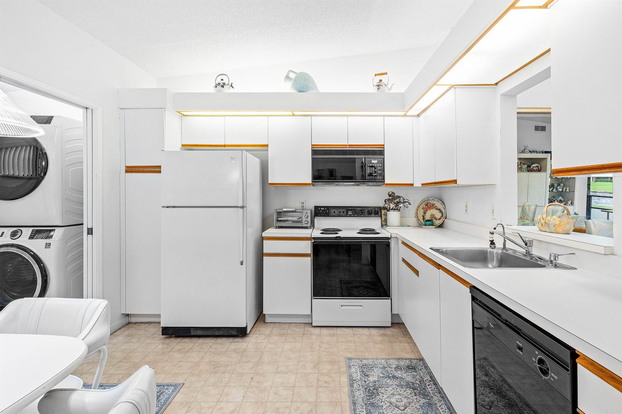 WHISPER WALK SEC E CONDO - Residential