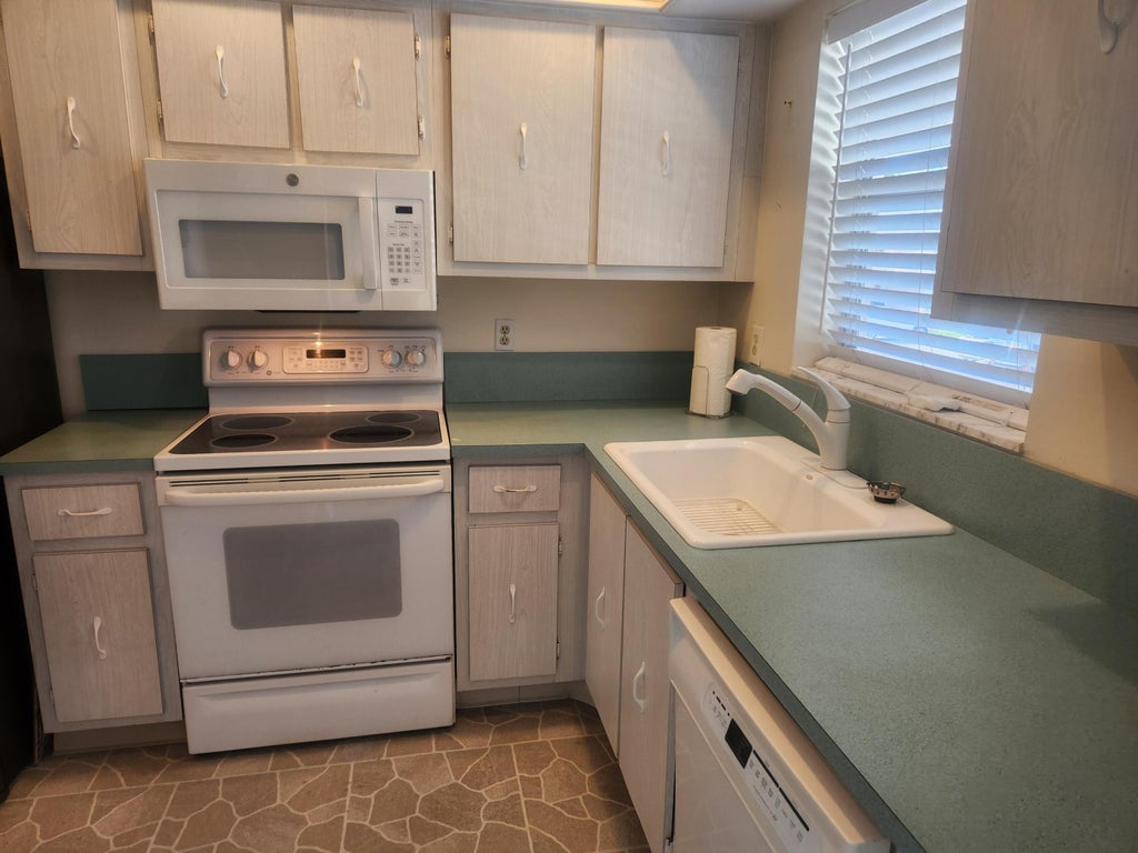 Photo of 18081 SE COUNTRY CLUB Drive SE #26-259, Jupiter, FL 33469 (MLS # B26091425)
