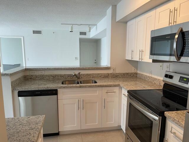 ST ANDREWS AT BOYNTON BEACH CONDOMINIUM - Residential Lease