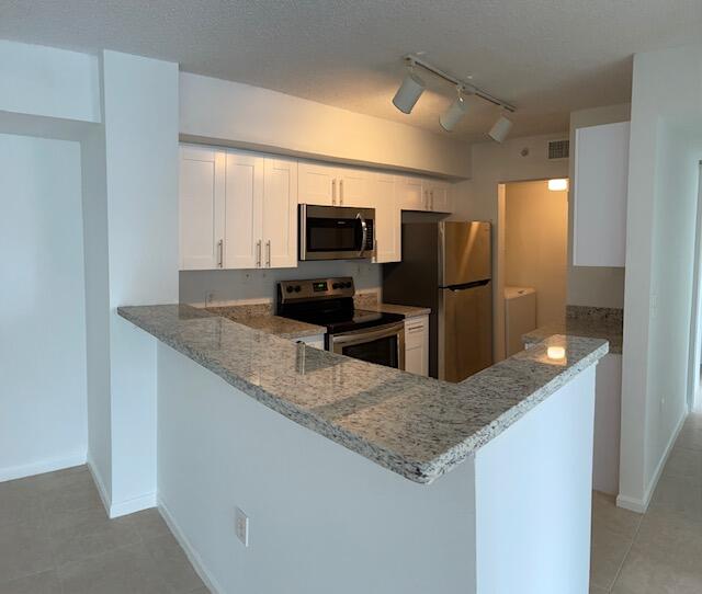 ST ANDREWS AT BOYNTON BEACH CONDOMINIUM - Residential Lease