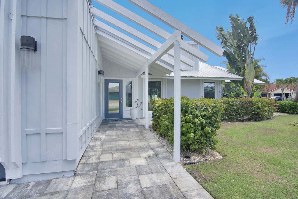 Photo of 19 PINEHILL Trail E, Tequesta, FL 33469 (MLS # B26056933)