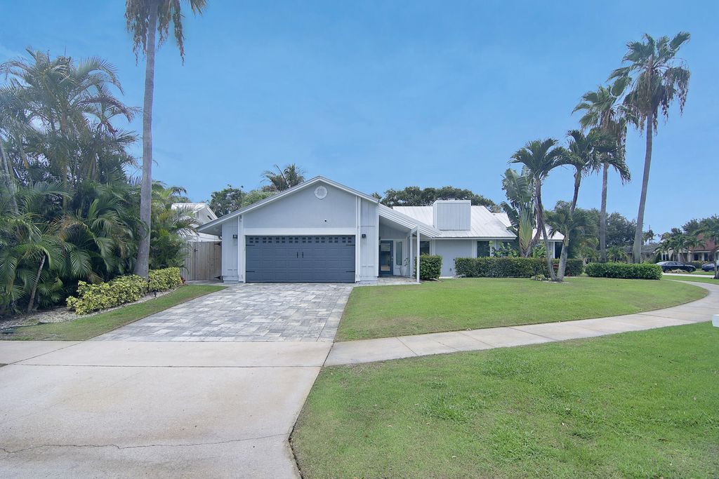 Photo of 19 PINEHILL Trail E, Tequesta, FL 33469 (MLS # B26056933)