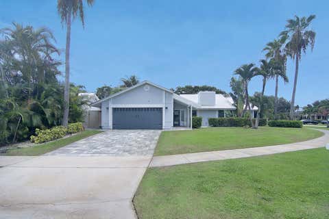 Photo of 19 PINEHILL Trail E, Tequesta, FL 33469 (MLS # B26056933)