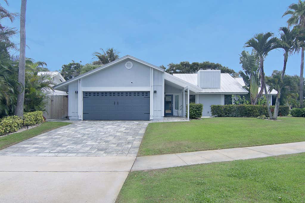 Photo of 19 PINEHILL Trail E, Tequesta, FL 33469 (MLS # B26056933)