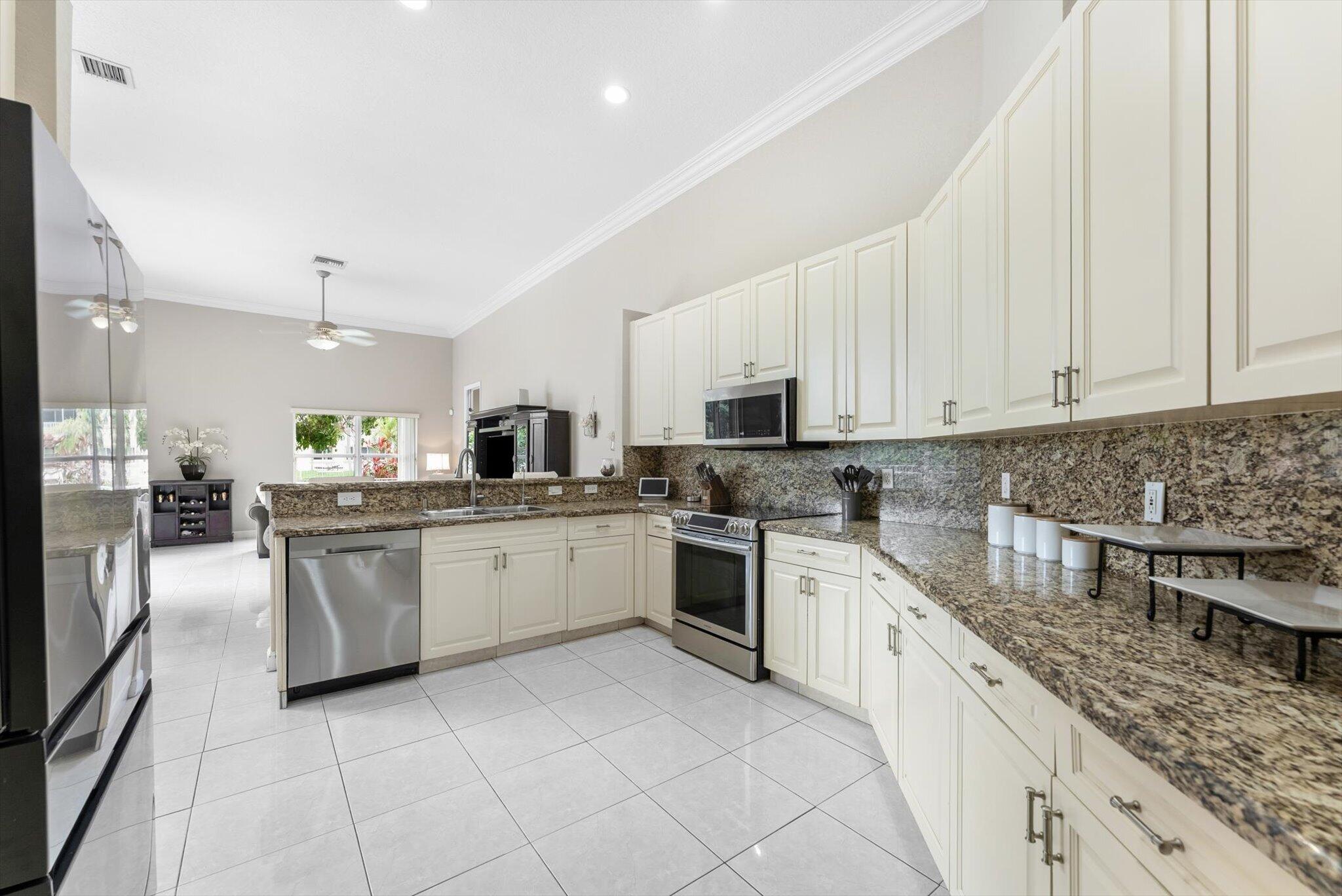 WYNDHAM LAKES WEST - Residential