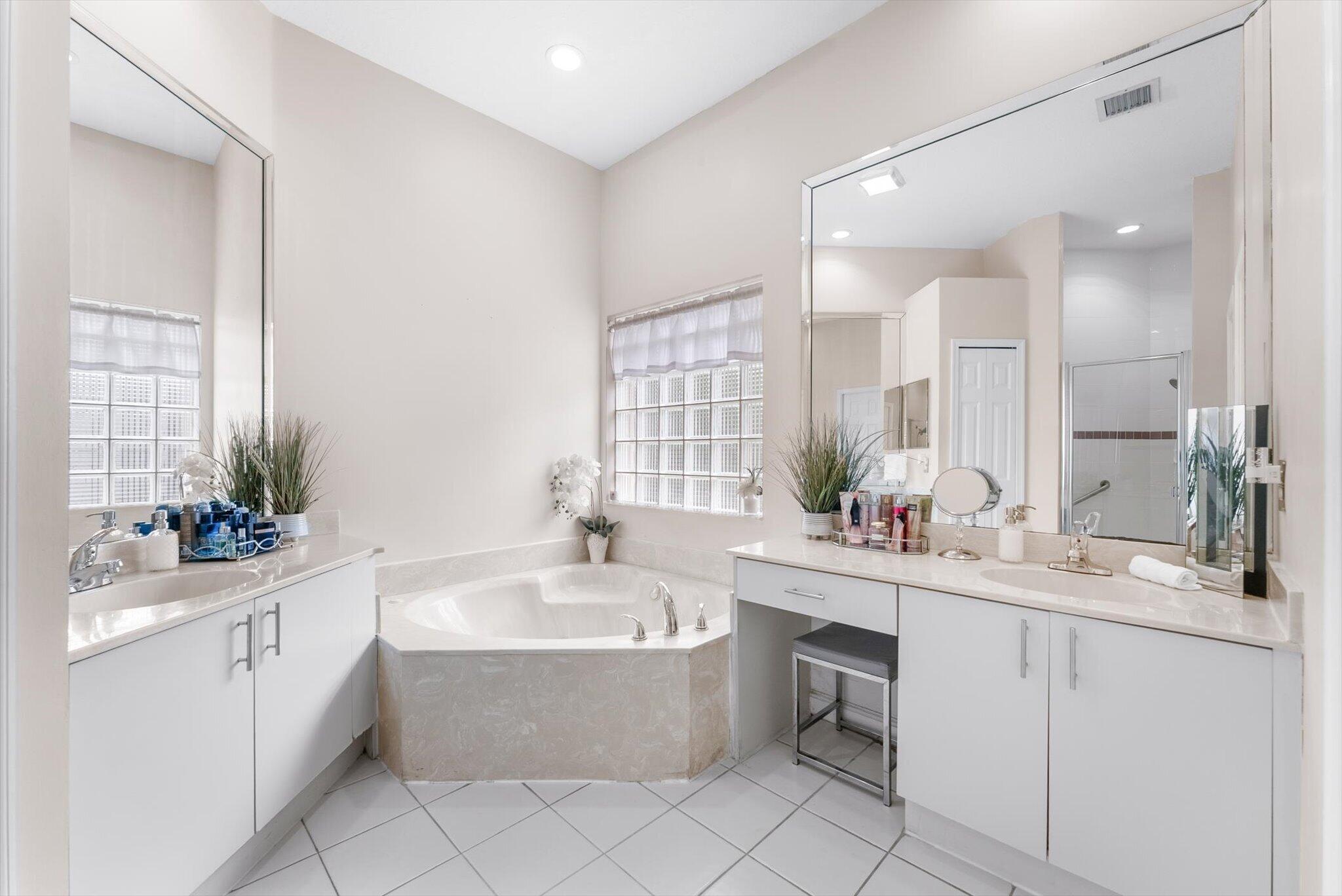 WYNDHAM LAKES WEST - Residential