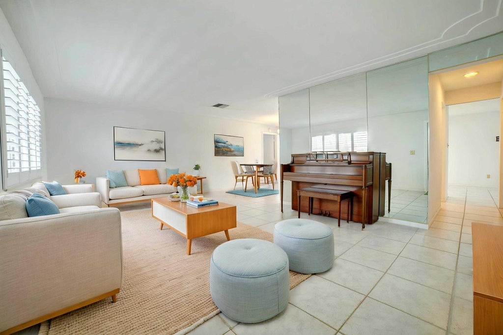 Photo of 910 SW 7th Avenue, Boynton Beach, FL 33426 (MLS # B26083751)