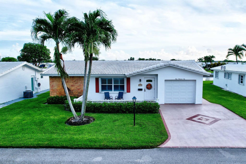 Photo of 910 SW 7th Avenue, Boynton Beach, FL 33426 (MLS # B26083751)