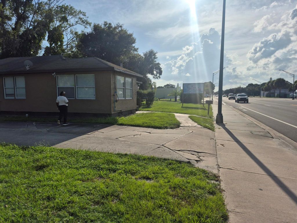 Photo of 2007 Orange Avenue, Fort Pierce, FL 34950 (MLS # R11132354)