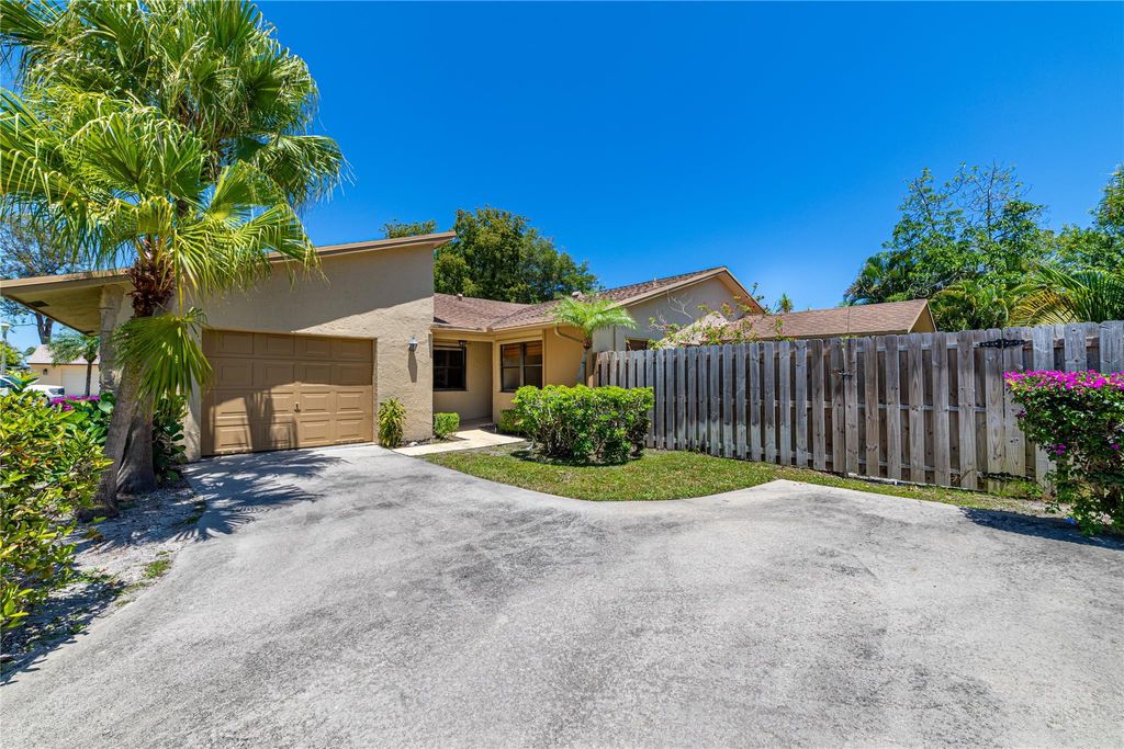 Photo of 801 NW 25th Avenue #B, Delray Beach, FL 33445 (MLS # F10498861)