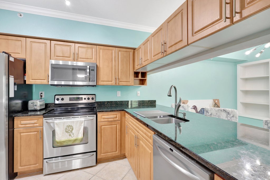 Photo of 6418 Emerald Dunes Drive #204, West Palm Beach, FL 33411 (MLS # R10968403)