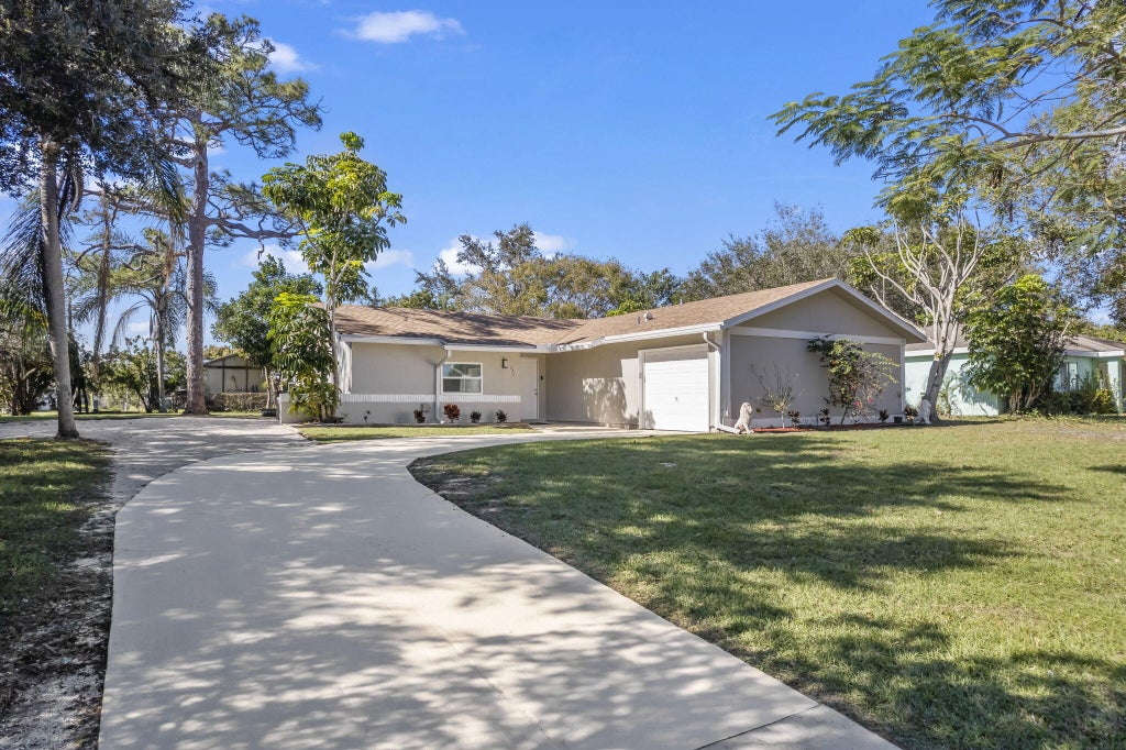 Photo of 333 SW Kentwood Road, Port Saint Lucie, FL 34953 (MLS # R11051151)