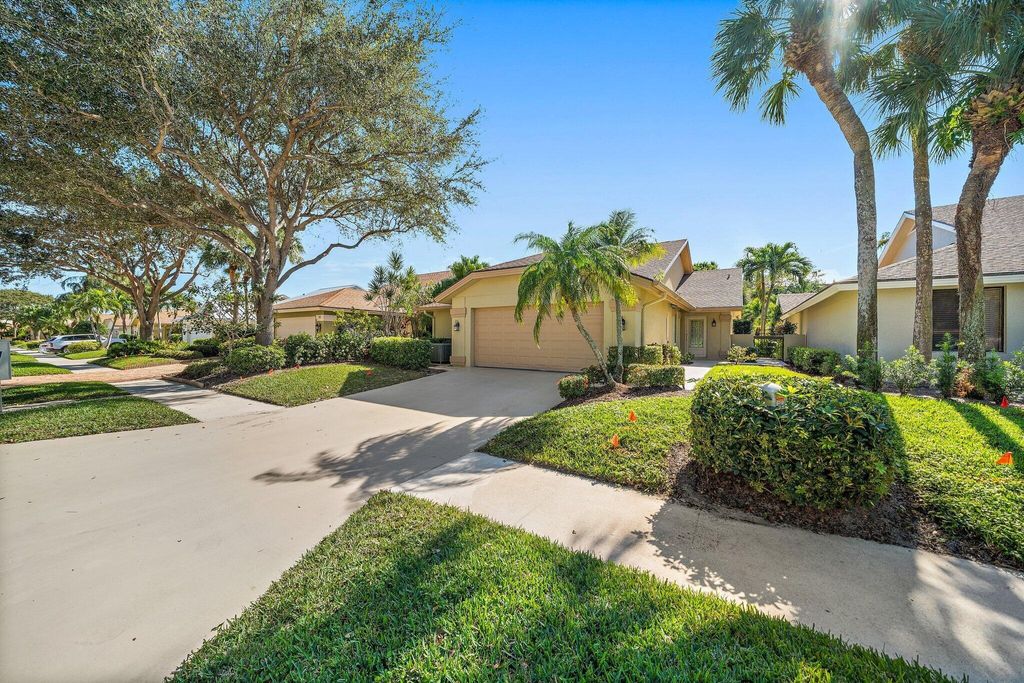 Photo of 118 Knoll Way, Jupiter, FL 33477 (MLS # R11095235)
