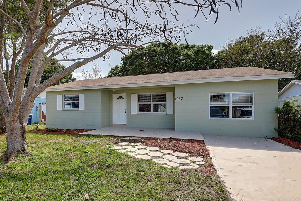 Photo of 1033 Martinique Avenue, Fort Pierce, FL 34982 (MLS # R10778509)