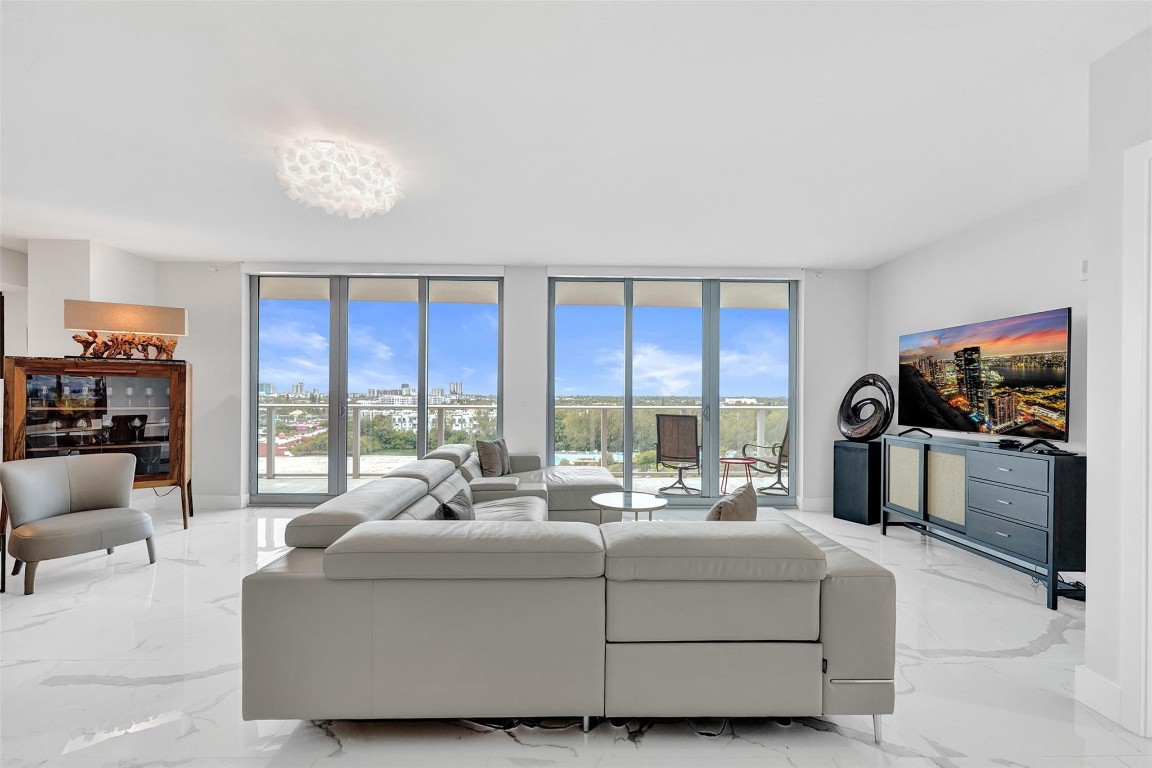 1180 N Federal Highway 1005