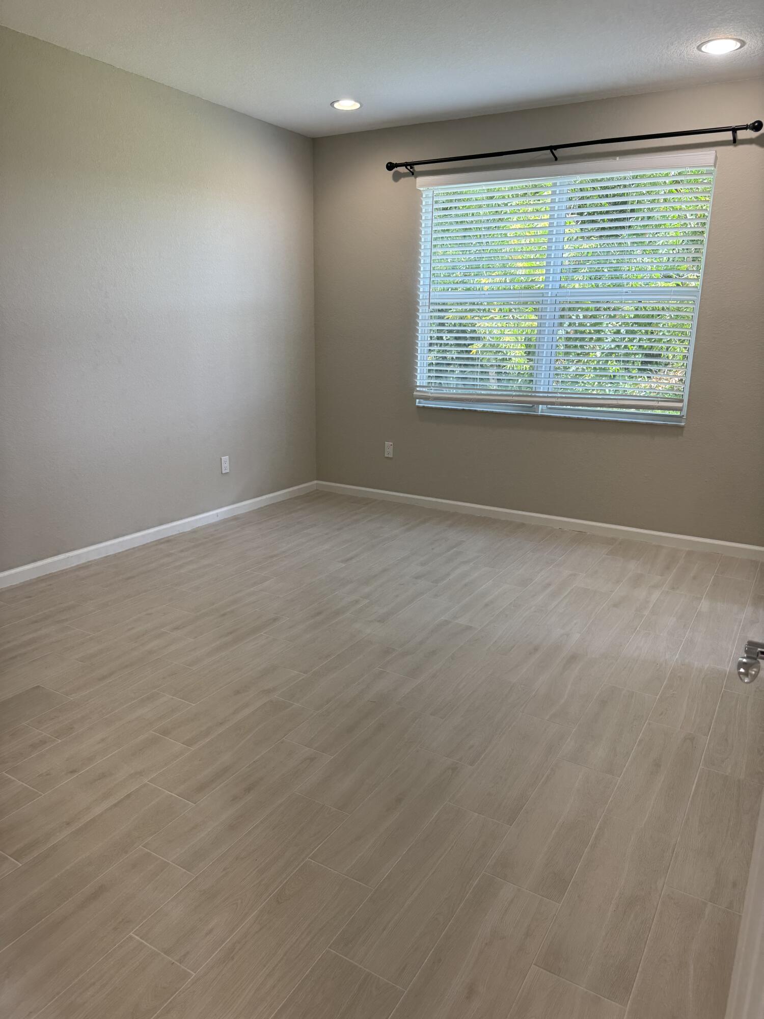 VIZCAYA FALLS PLAT 3 - Residential Lease