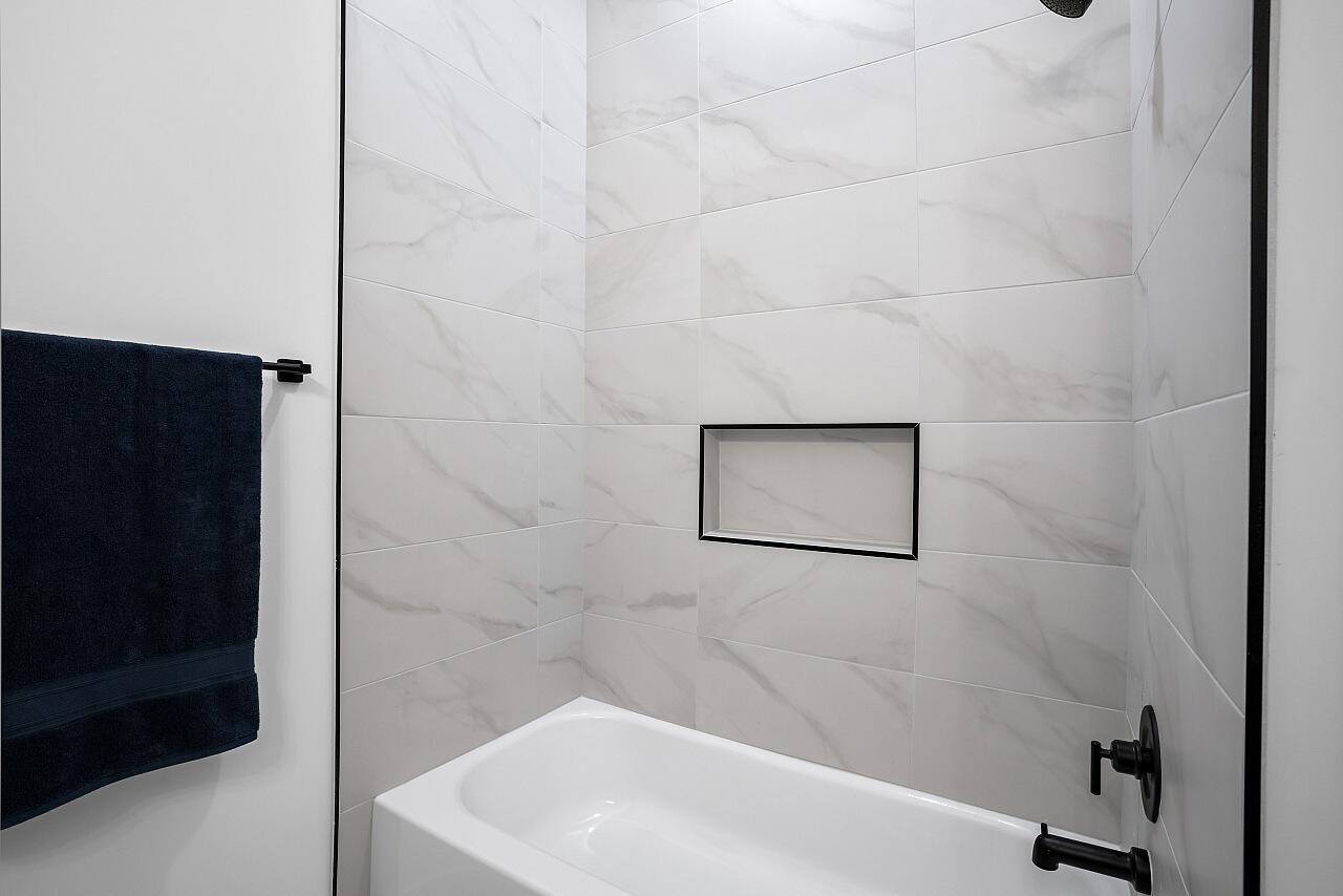 VERO LAKE ESTATES UNIT G - Residential