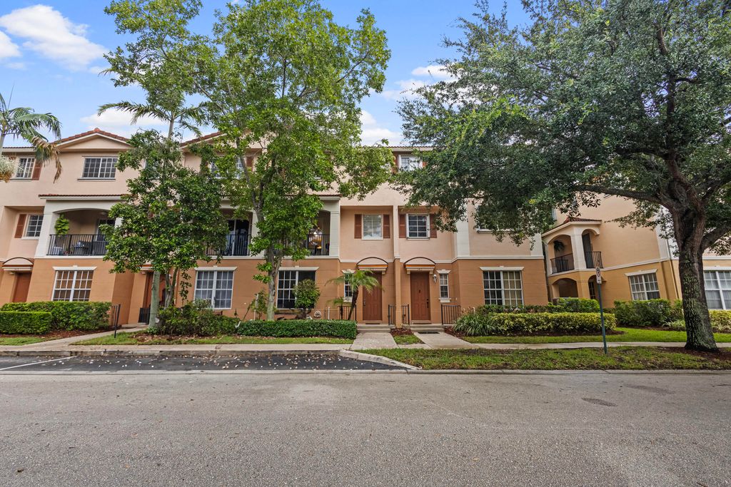 Photo of 1415 W Wickham Circle, Delray Beach, FL 33445 (MLS # R11009610)