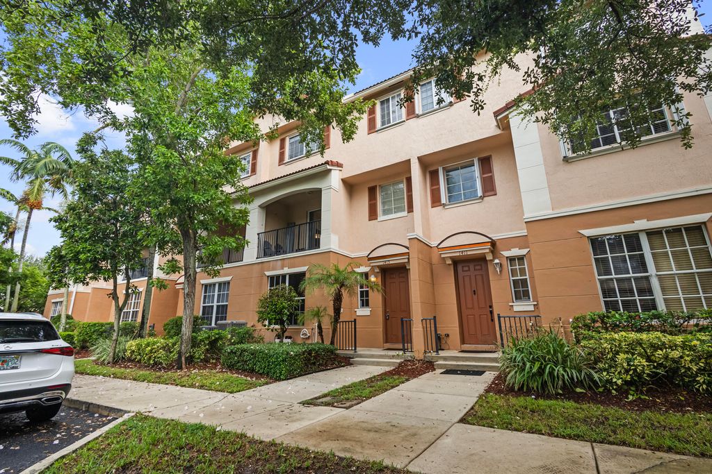 Photo of 1415 W Wickham Circle, Delray Beach, FL 33445 (MLS # R11009610)