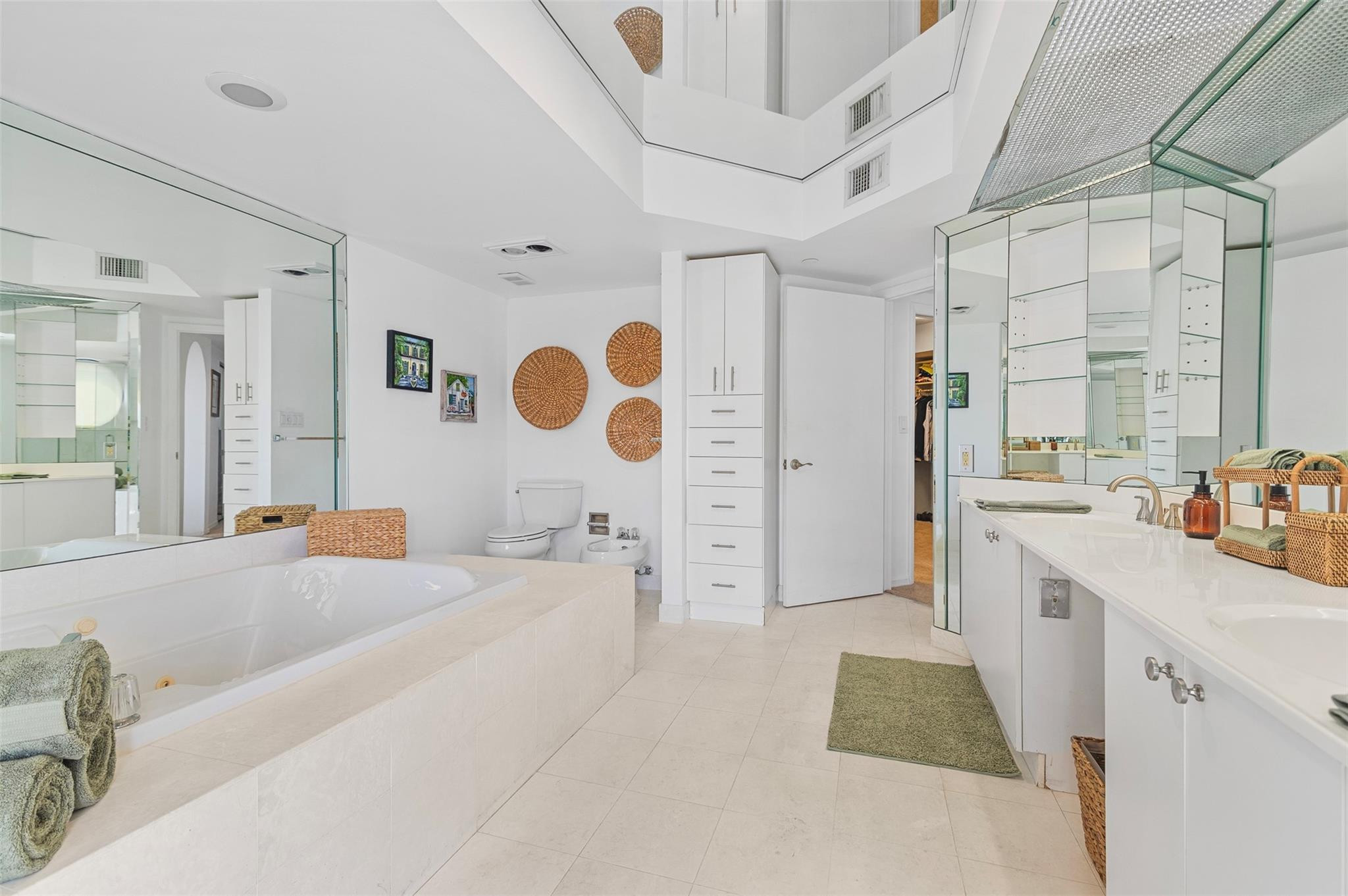 THE LANDMARK CONDO - Residential