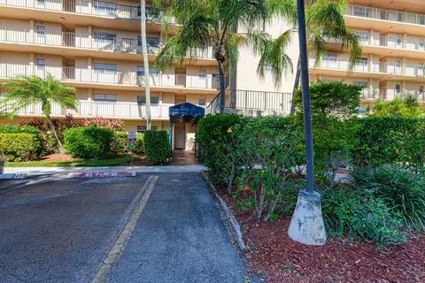 3810 Via Poinciana Unit 104, Lake Worth, FL MLS: R11074149