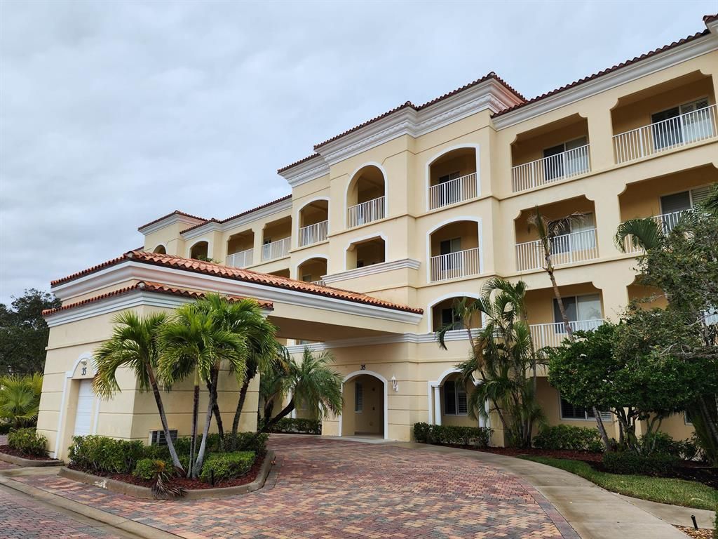 Photo of 35 Harbour Isle Drive #104, Fort Pierce, FL 34949 (MLS # R10860546)
