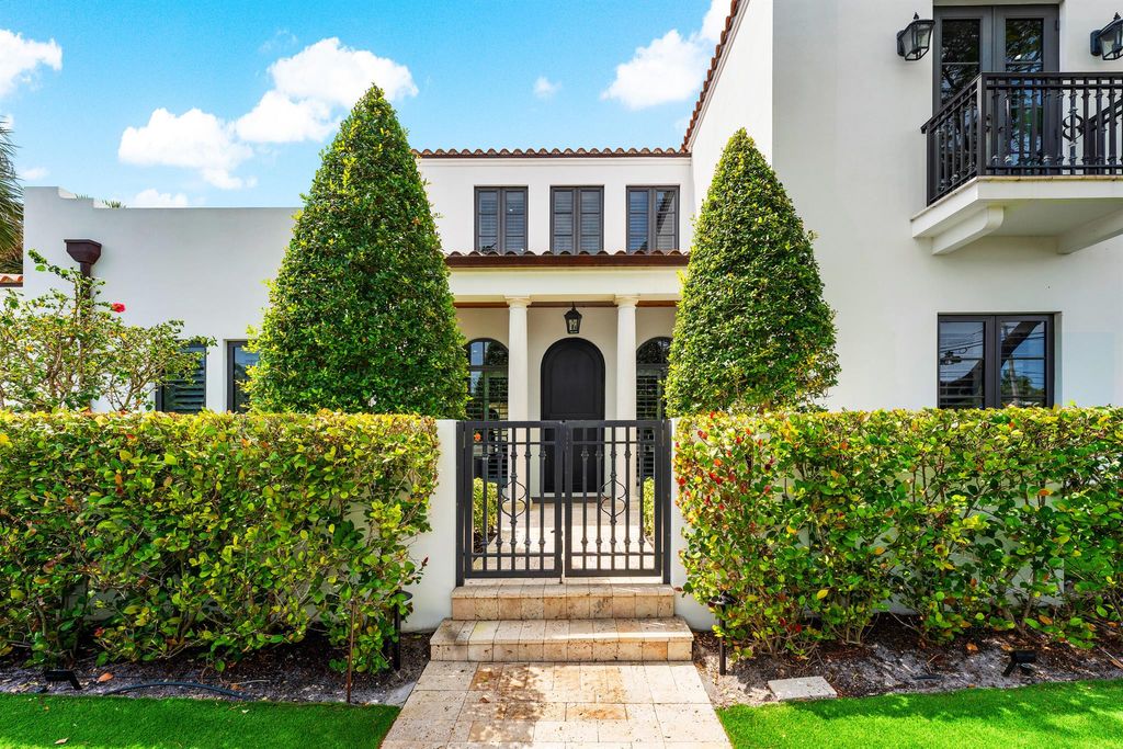 Photo of 710 N Swinton Avenue, Delray Beach, FL 33444 (MLS # R11137386)