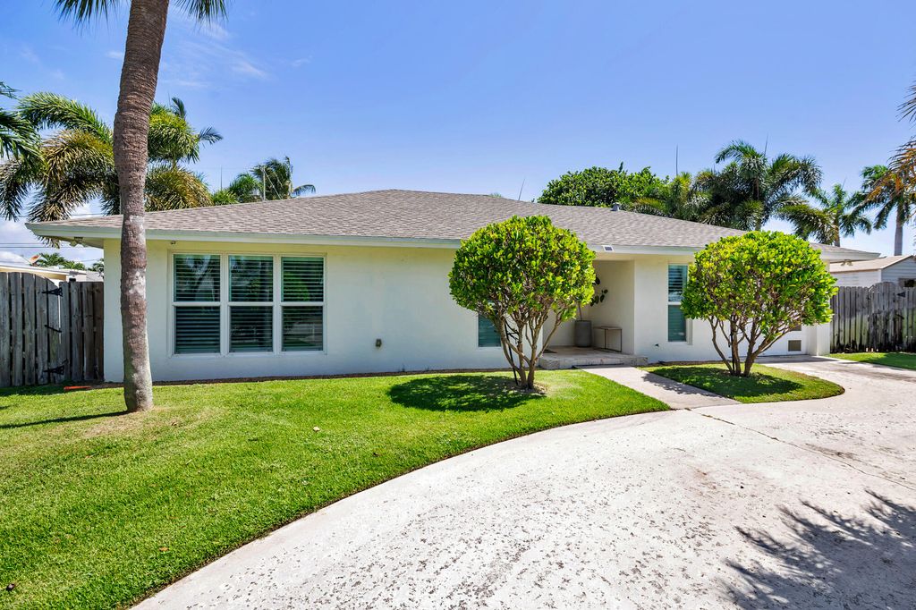 Photo of 202 Maryland Drive, Lake Worth Beach, FL 33460 (MLS # B26047455)