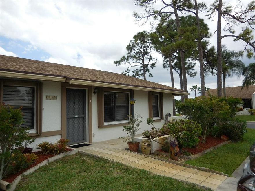 Great end unit. 2/2 with a den or office. Tile floors. New roof and water heater last year. AC is less than 3 years old. Washer and dryer in the unit. Hurricane shutters.
This is a 55+ community.