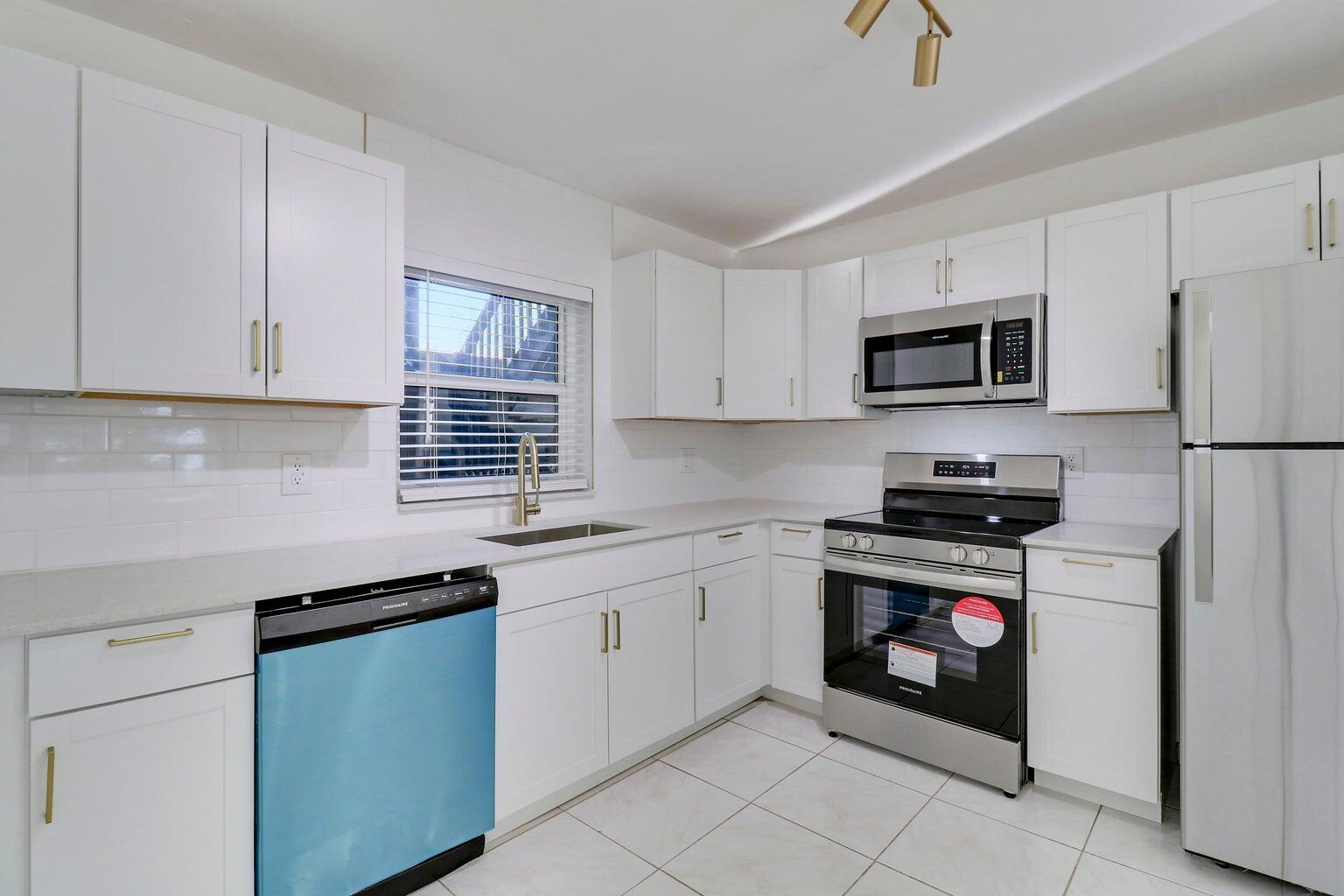 Updated 2-Bed, 1.5-Bath Condo in Stuart!Freshly renovated and move-in ready, this ground-floor unit offers an open layout, modern kitchen, and bright eastern exposure. Enjoy a private patio plus access to a pool, pickleball, and tennis courts--all just minutes from beaches, shopping, and dining.