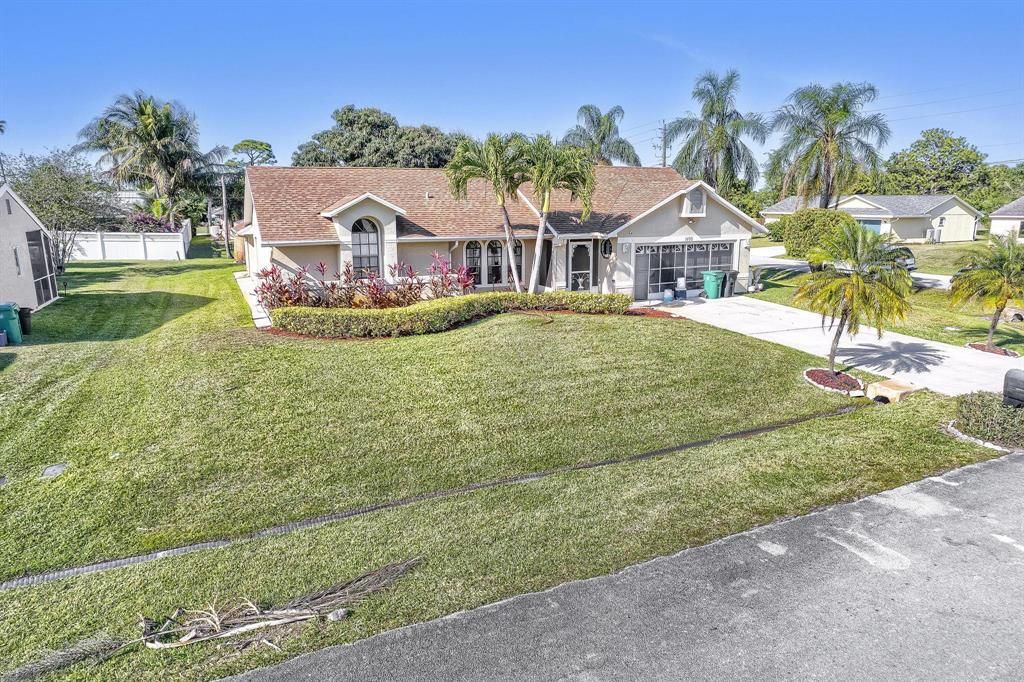 Photo of 1499 SE Grapeland Avenue, Port Saint Lucie, FL 34952 (MLS # R10788023)