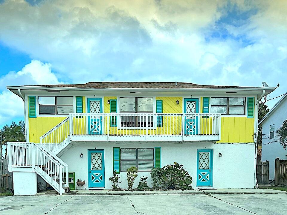 Charming 2bedroom/1bathroom that is freshly painted, newer flooring in both bedrooms, newer AC system, new fans, and only 1 block from the beach. Located near the Jetty Park on Hutchinson Island. Upstairs unit with its own washer/dryer, dedicated parking, and Island charm.